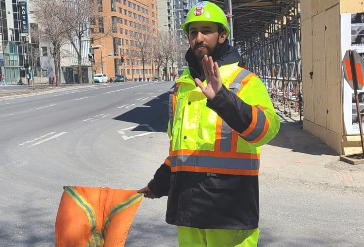 Image d'un agent de la signalisation routière dans un chantier à Matériel au CANADA